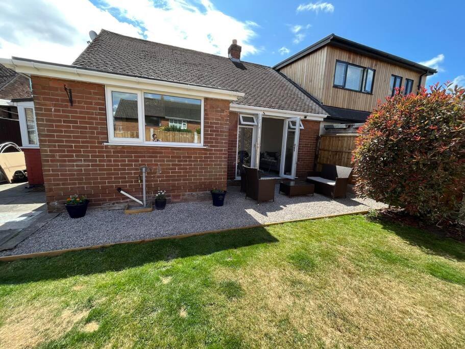 Idyllic Bungalow, Ideal Location In West Lancashire Burscough Buitenkant foto