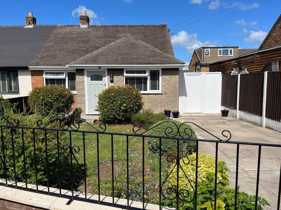 Idyllic Bungalow, Ideal Location In West Lancashire Burscough Buitenkant foto
